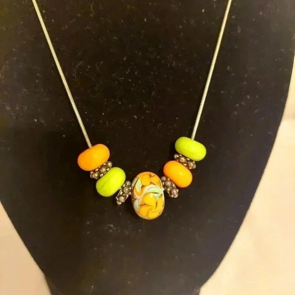 925 Silver chain with Lampwork Glass Bead Necklace in Shades of orange and green - Picture 3 of 6